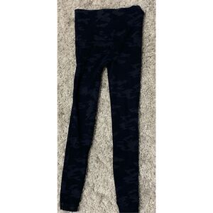 Nice women  Spanx black and gray camo Leggings Size small Great Condition